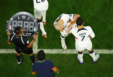 El jugador de Portugal Pepe coloca el brazalete de capitán a su compañero de equipo Cristiano Ronaldo antes de que entre en el campo. 