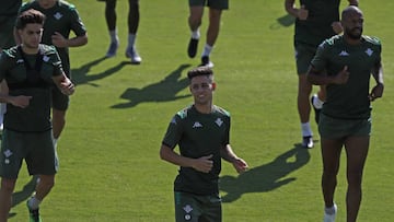 &Aacute;lex Moreno, entren&aacute;ndose con el Betis.