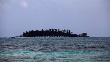 FILE PHOTO: A general view of coral islet of Johnny Cay in the Caribbean island of San Andres April 30, 2012. Colombia and Nicaragua have faced each other at the U.N.'s International Court of Justice, at the Hague  as part of a long-standing dispute over their Caribbean maritime borders.  REUTERS/John Vizcaino/File Photo