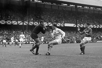 
Un premio que está entre los más cuestionados de siempre. Florian Albert fue un magnífico delantero húngaro que hizo carrera en el Ferencvaros, pero no despuntó tanto como para superar a Bobby Charlton, Jimmy Johnstone (vencedor de la Copa de Europa ese año con el Celtic) o a un joven Franz Beckenbauer. Nadie estuvo mucho mejor que el resto esa temporada y Albert, tras muchos años entre los candidatos finales, fue el más votado.
