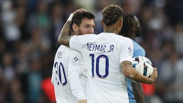 Paris (France), 29/10/2022.- Paris Saint Germain's Lionel Messi celebrates scoring the 2-2 goal with teammate Neymar Jr during the French Ligue 1 soccer match between PSG and Troyes, in Paris, France, 29 October 2022. (Francia) EFE/EPA/YOAN VALAT
