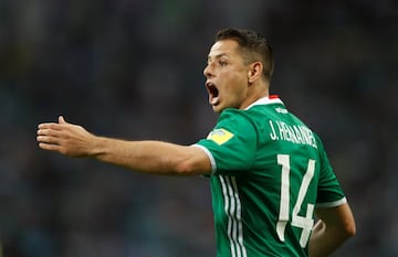 Javier Hernández se desesperaba.