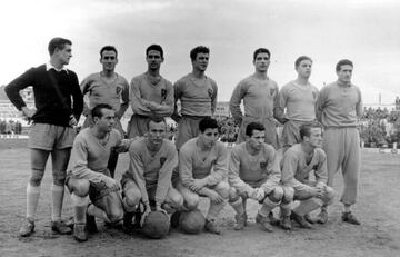 29 de noviembre de 1953 (El Calvario), Salamanca 3 - Zaragoza 4. El día que debutó el turolense Manolo Torres. De izquierda a derecha: Yarza, Torres, Belló II, Rivas, Boada, Bernad y Vela (portero suplente). Agachados: Chaves, Samu, Dimas, Parés y Castañe