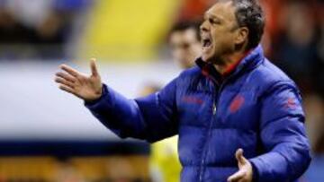El entrenador del Levante Joaquín Caparrós durante el partido de vuelta de octavos de final de la Copa del Rey que Levante y Rayo Vallecano juegan esta noche en el estadio Ciutat de València.
