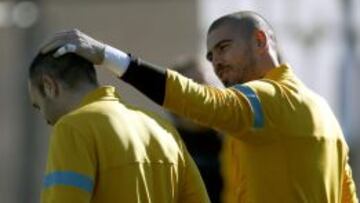 Los jugadores del FC Barcelona, V&iacute;ctor Vald&eacute;s y Andr&eacute;s Iniesta 