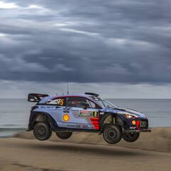 Mikkelsen pincha y Neuville recoge el testigo