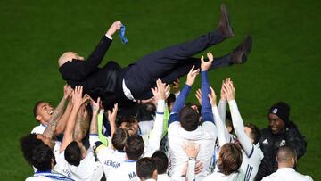La plantilla del Madrid celebró el triunfo en el Mundial de Clubes elevando a Zidane el cielo de Yokohama.