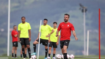 11-08-24. RUBÉN ALBÉS, DURANTE UN ENTRENAMIENTO DEL SPORTING EN MAREO.