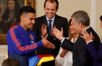 Iván Duque, presidente de la República, entregó la bandera del país a Radamel Falcao García y le dio un mensaje de apoyo a los dirigidos por Queiroz