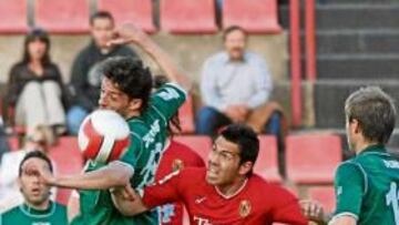 <b>LUCHA SIN PREMIO. </b>Nàstic y Racing pugnaron por marcar, como en este balón dividido, pero ningún equipo lo consiguió.