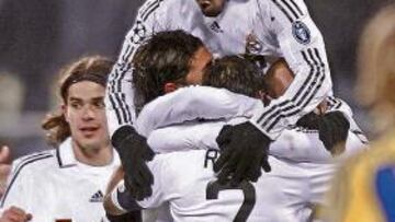 Los jugadores del Madrid celebran el gol de Raúl.