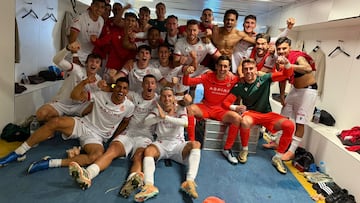 Chacón celebra con sus compañeros la victoria de la Cultural en su visita al Cádiz.