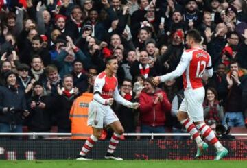 Alexis Sánchez fue la mejor figura de Arsenal: anotó doblete y dio el pase para el tercer gol, en el triunfo sobre Stoke City.