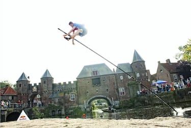 Tiene su origen en Países Bajos, cuando los ganaderos tenían que cruzar los ríos para llegar a sus tierras. Así pues, el objetivo de este deporte es saltar a la vara clavada en el río, y trepar lo más arriba posible para llegar al otro lado de la orilla.