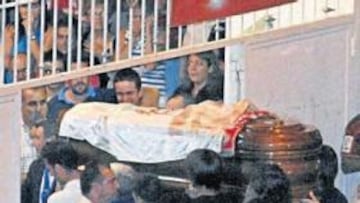 <b>Multitudinaria despedida</b> Sevilla entera se echó anoche a la calle para rendir homenaje a Puerta. No cabía un alfiler en los aledaños del Pizjuán para despedir al joven jugador sevillista.