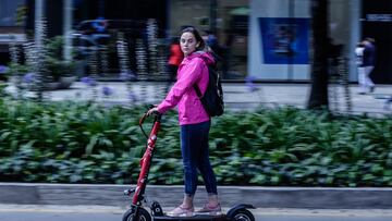El uso de la patinetas eléctricas en la capital del país ha tenido un impacto significativo en los últimos seis años. (Colprensa - Diego Pineda)