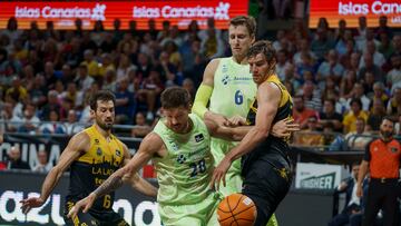 LA LAGUNA (TENERIFE), 13/10/2024.-El base del Barça, Laprovittola (c) lucha por un balón con el ala-pívot del Laguna Tenerife, Aaron Doornekamp (d), durante el partido de la liga ACB disputado este domingo en el Pabellón Santiago Martín de La Laguna (Tenerife). EFE/Ramón de la Rocha