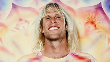 El surfista Dane Gudauskas con una camiseta hippy de colores de Vans, sonriendo.