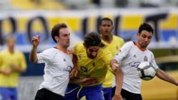 <b>ESFUERZO MÁXIMO. </b>Marcos Márquez trata de marcharse de Murillo y Cuéllar, que se cruzan en su camino ayer, en el Gran Canaria.