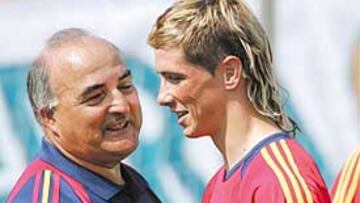 <b>ATENCIÓN.</B> Iñaki Sáez, con Torres, se mostró muy activo en el entrenamiento.