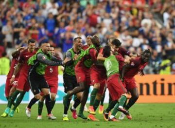 Los portugueses celebran el 1-0 de Éder. 