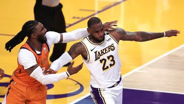 LOS ANGELES, CALIFORNIA - MAY 30: Jae Crowder #99 of the Phoenix Suns fouls LeBron James #23 of the Los Angeles Lakers during the second half of Game Four of the Western Conference first-round playoff series at Staples Center on May 30, 2021 in Los Angeles, California. NOTE TO USER: User expressly acknowledges and agrees that, by downloading and or using this photograph, User is consenting to the terms and conditions of the Getty Images License Agreement. Sean M. Haffey/Getty Images/AFP
== FOR NEWSPAPERS, INTERNET, TELCOS & TELEVISION USE ONLY ==