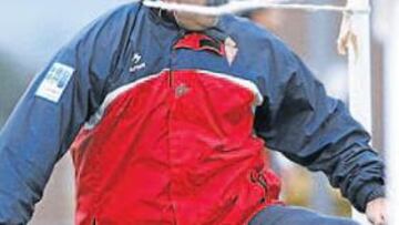 <b>TROPEZÓN. </b>Manuel Preciado se enredó con una cuerda en el entrenamiento de ayer en Mareo.