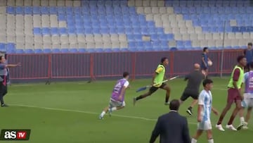 Lo que empezó como un partido amistoso, terminó en una batalla campal entre las selecciones Sub-15 de Argentina y Ecuador. Golpes y hasta un banderín convertido en arma se presenció en esta batalla campal.