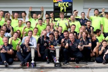Daniel Ricciardo con el equipo de Red Bull celebran la victoria de carrera. 