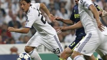 <b>ÖZIL PUSO LA MAGIA. </b>El mediapunta alemán firmó su mejor partido con el Madrid: se movió como pez en el agua entre líneas y suya fue la asistencia en el 2-0 de Higuaín.