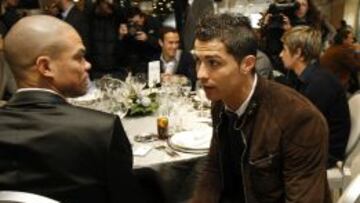 Pepe y Cristiano dialogan durante la comida de Navidad de la plantilla del Real Madrid.