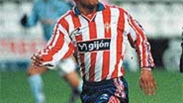 Yago podría vestir de nuevo la camiseta rojiblanca del Sporting de Gijón.