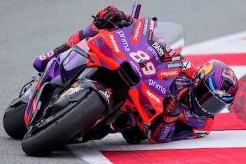 Sabe que tiene que ser su fin de semana y Jorge Martín quiere lucirse desde el principio en el GP Solidario de Barcelona en el que lo tiene todo de cara para proclamarse campeón de MotoGP. Aunque ayer no empezó con las mejores sensaciones, sí tocó el suelo con el hombro en la curva 5 de Montmeló, algo que ya es habitual en él.