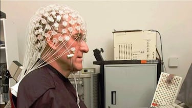 Tres personas juegan al Tetris con la mente y sus cerebros conectados en red