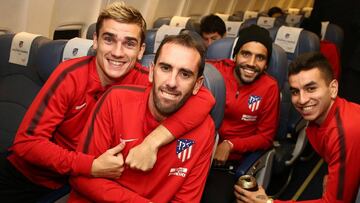 Griezmann, God&iacute;n, Augusto y Correa en una foto del Twitter del Atl&eacute;tico, montados en el avi&oacute;n antes de despegar a Bilbao. 