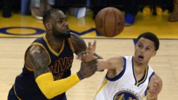 LeBron James y Stephen Curry pugnan por el bal&oacute;n.