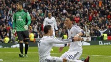 &Ouml;zil y Cristiano Ronaldo celebran un gol del portugu&eacute;s frente al Getafe.