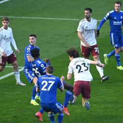 Arteta rasca la espalda de Guardiola