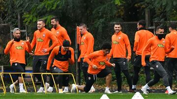 Los jugadores del Shakhtar se entrenan.
