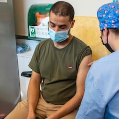 Los cinco efectos secundarios más comunes de la tercera dosis de Moderna y Pfizer