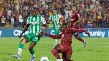 AMDEP1949. IBAGUÉ (COLOMBIA), 26/06/2022.- Juan Caicedo (d) del Tolima disputa un balón con de Yerson Candelo de Nacional hoy, en el partido de la final de la Primera División de fútbol colombiano entre Deportes Tolima y Atlético Nacional en el estadio Manuel Murillo Toro en Ibagué (Colombia). EFE/Mauricio Dueñas Castañeda