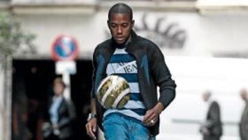 <b>EXPECTANTE. </b>Robinho espera resolver su futuro pronto.