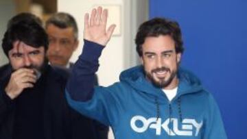 Fernando Alonso a su salida del hospital.