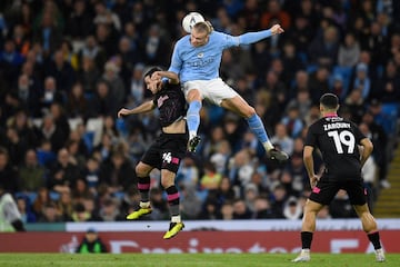 Haaland salta en una jugada del partido de la FA Cup contra el Burnley.