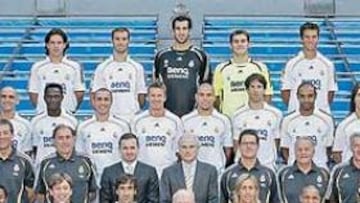 <b>Plantilla 2006-07.</b> De izquierda a derecha, empezando por arriba: Mejía, Helguera, D. López, Casillas y Pavón. Segunda fila: R. Bravo, Diarra, Cannavaro, Beckham, Ronaldo, Van Nistelrooy, Emerson y Ramos. Tercera fila: D. Martínez (fisio), S. Lozano (preparador físico), Neri (preparador físico), Grande (tercer entrenador), Mijatovic, Calderón, Capello, Galbiati (segundo entrenador), Tancredi (preparador de porteros), San Martín (recuperador) y Chueca (fisio). Cuarta fila: Solano (fisio), Reyes, Robinho, Cassano, Raúl, Di Stéfano, Guti, R. Carlos, Salgado, Cicinho y J. Muro (fisio).