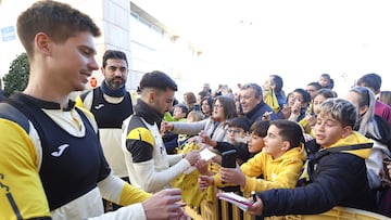 03/01/25 VILLARREAL ENTRENAMIENTO PUERTAS ABIERTAS AFICIONADOS SEGUIDORES
ALEX BAENA JUAN FOYTH RAUL ALBIOL FIRMA AUTOGRAFOS