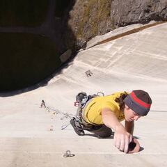 Una presa en Suiza cuenta con la pared artificial de escalada más alta de Europa