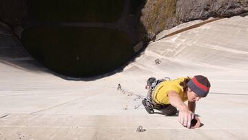 Un escalador finaliza el último tramo de la peculiar línea