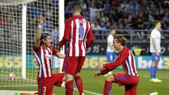 Filipe Luis y Griezmann celebran el gol del primero en presencia de Torres. 