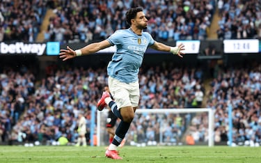 Omar Marmoush, nacido el 7 de febrero de 1999 en El Cairo, Egipto, es un delantero centro que fichó por el Manchester City en enero de 2025, procedente del Eintracht Frankfurt. Con 26 años, ha demostrado una gran capacidad goleadora, velocidad y versatilidad, pudiendo desempeñarse también como extremo izquierdo o mediapunta. Su valor de mercado ha alcanzado los 75 millones de euros, reflejando su impacto y crecimiento en la Premier League.

Marmoush ha sido internacional con la selección Egipto, acumulando 37 partidos y anotando 6 goles. Su evolución en el fútbol inglés y su capacidad para marcar la diferencia en el ataque lo posicionan como uno de los delanteros más destacados de su generación.